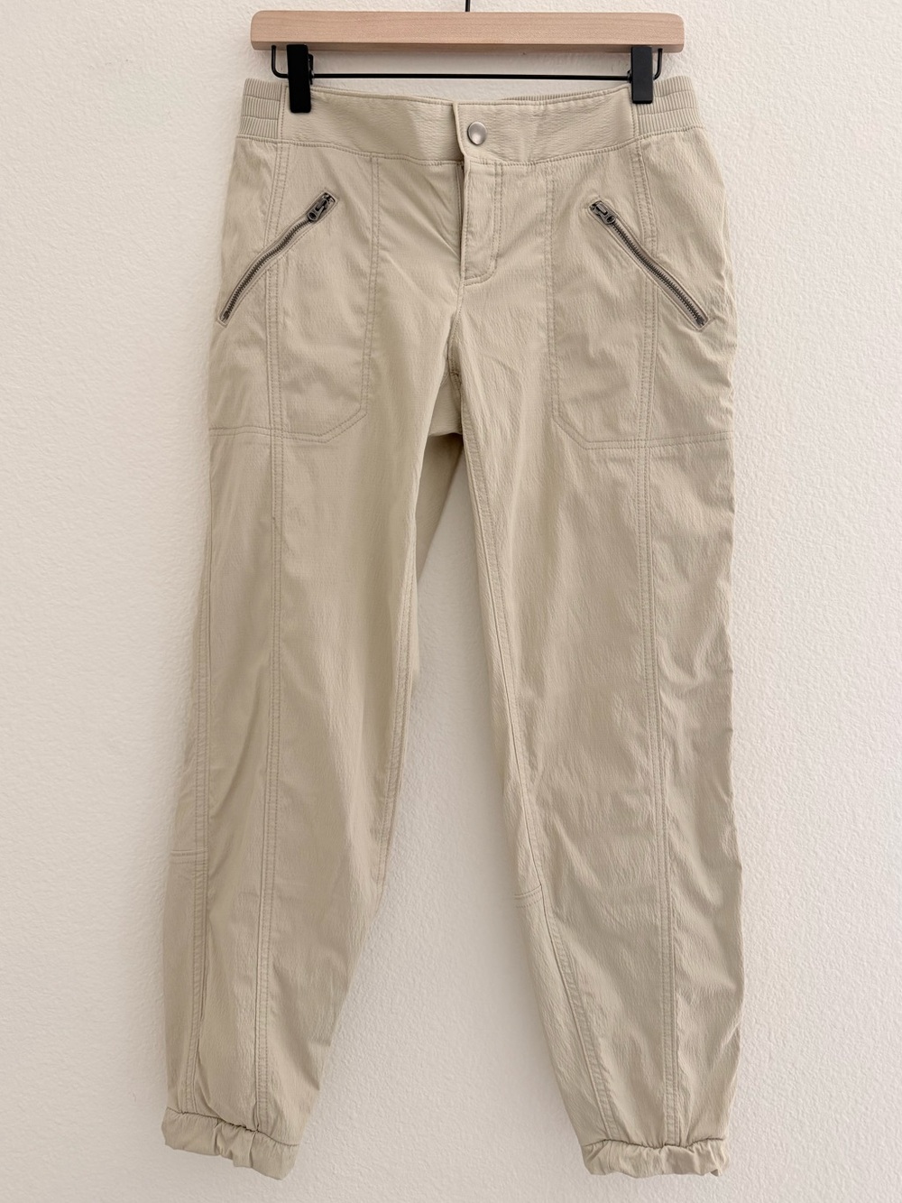 Women's lightweight Athleta beige Trekkie jogger pants zip pocket